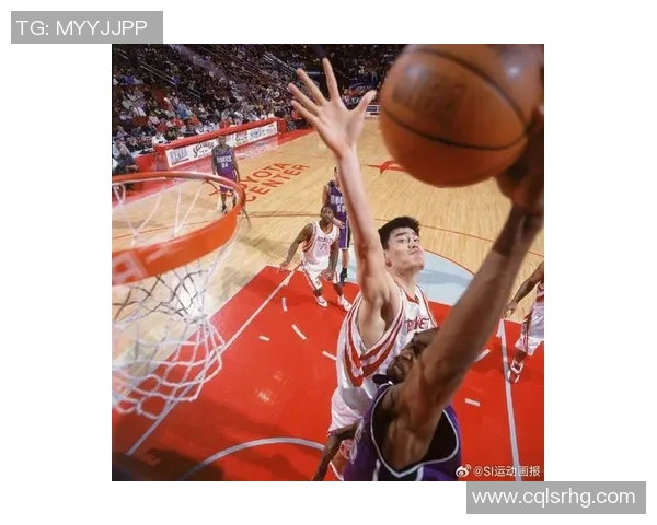 姚明在赛场上展现辉煌瞬间的胜利时刻定格成永恒的经典画面
