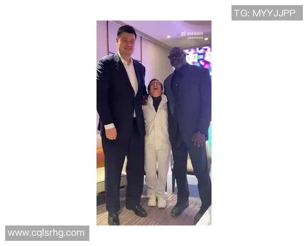 姚明与鲨鱼亲密合影展现篮球巨星与海洋霸主的奇妙邂逅